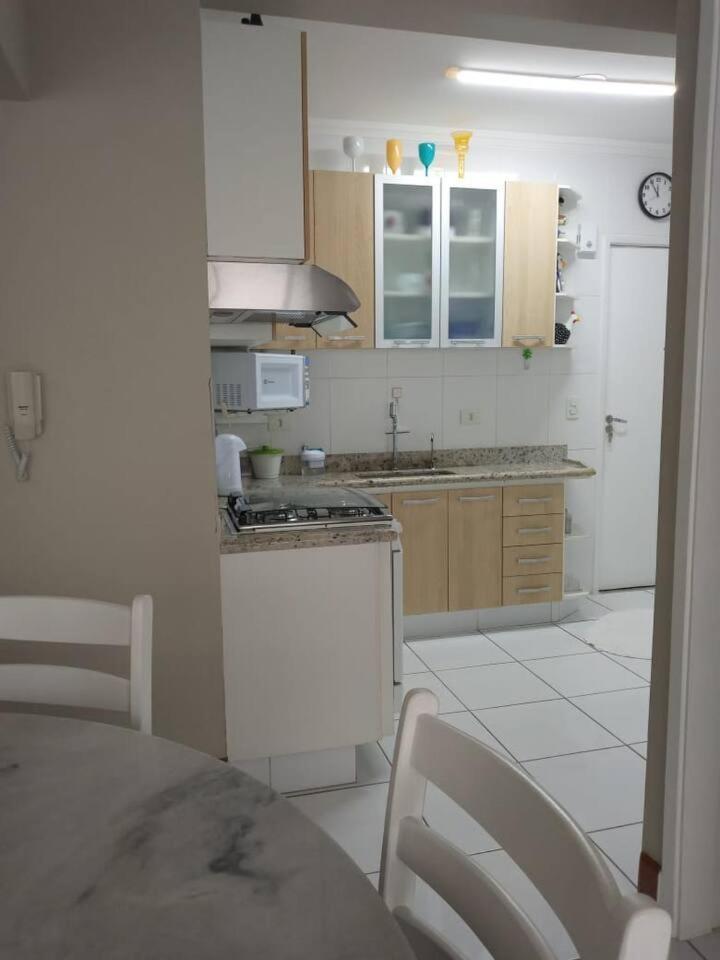Апартаменты Apartamento completo na calçada da praia Гуаружа Экстерьер фото