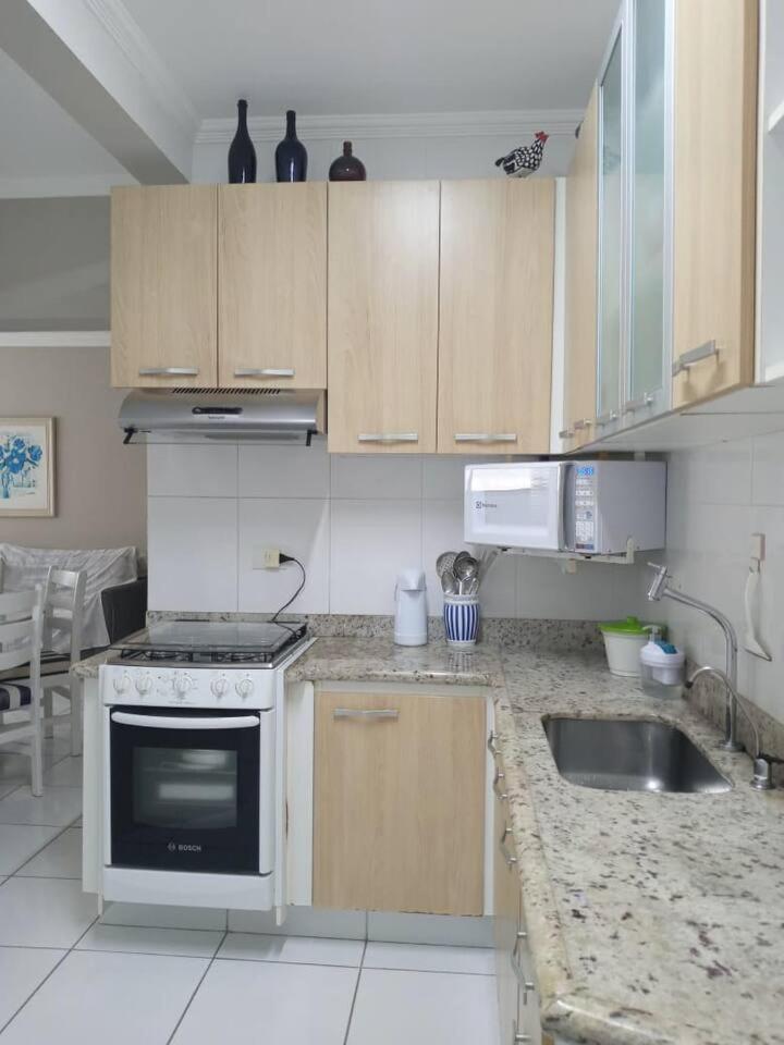 Апартаменты Apartamento completo na calçada da praia Гуаружа Экстерьер фото